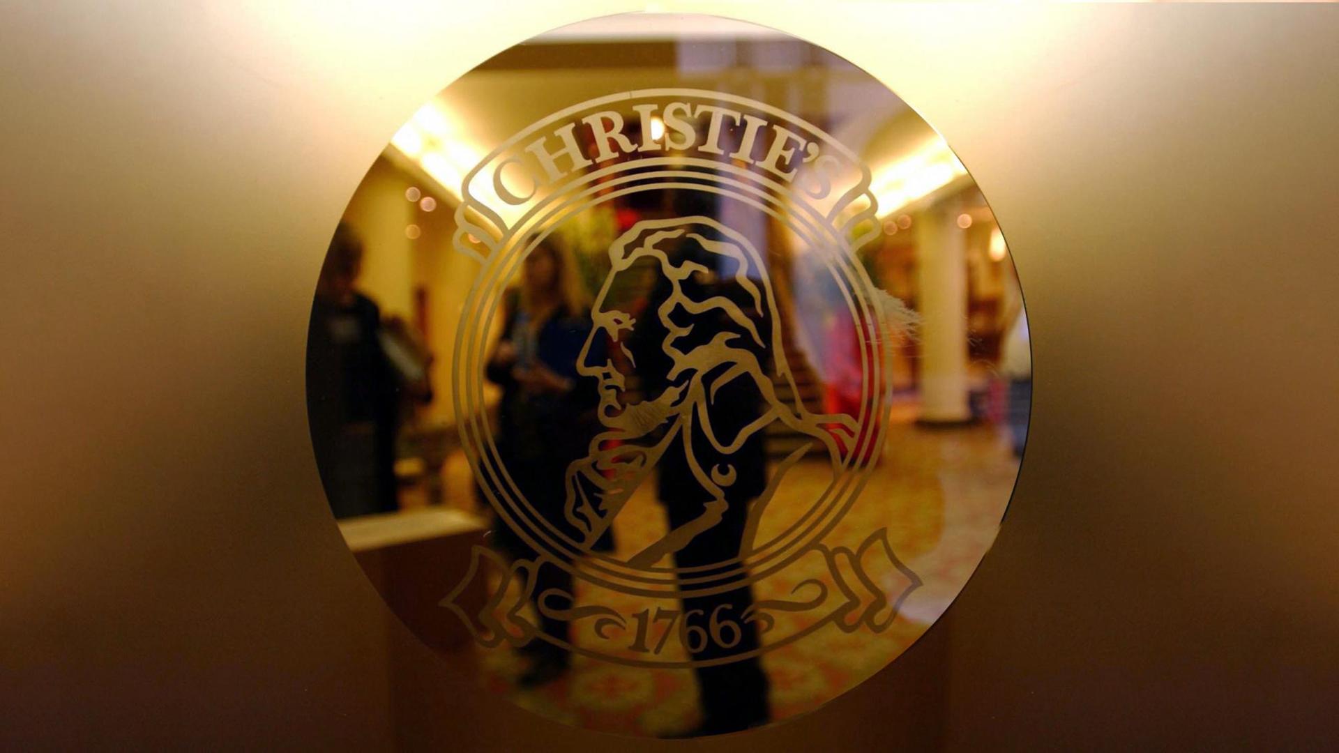 Das Logo des britischen Auktionshauses Christie's an einer Tür des Gebäudes in der King Street in London. Das Logo des britischen Auktionshauses Christie's an einer Tür des Gebäudes in der King Street in London.