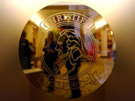 Das Logo des britischen Auktionshauses Christie's an einer Tür des Gebäudes in der King Street in London.