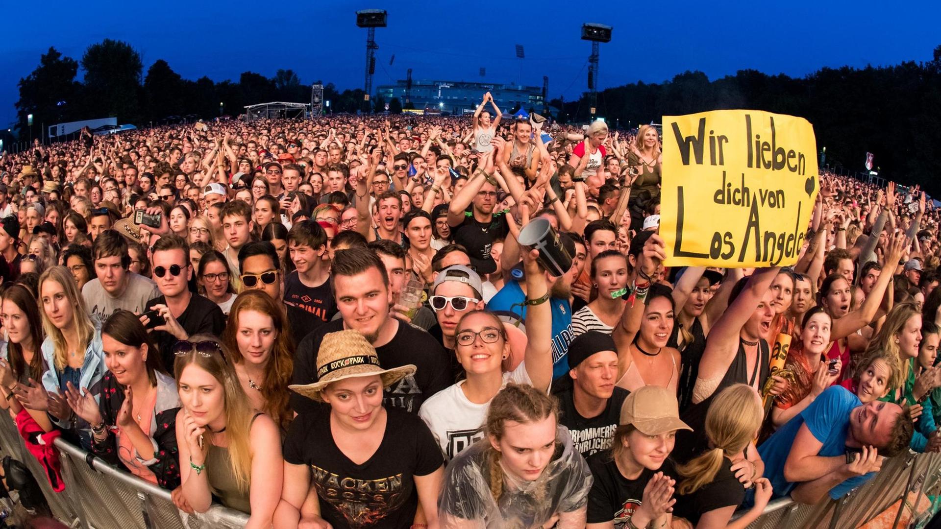 Blick ins Publikum beim Konzert der deutschen Band AnnenMayKantereit bei Rock im Park. Blick ins Publikum beim Konzert der deutschen Band AnnenMayKantereit bei Rock im Park.