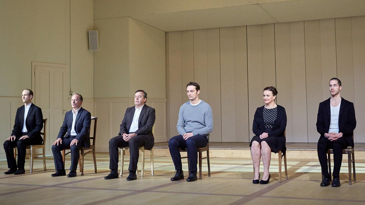 Damian Rebgetz, Stefan Merki, Jochen Noch, Steven Scharf, Thomas Hauser, Annette Paulmann in Anne-Sophie Mahlers Inszenierung von "Mittelreich" an den Münchner Kammerspielen. Damian Rebgetz, Stefan Merki, Jochen Noch, Steven Scharf, Thomas Hauser, Annette Paulmann in Anne-Sophie Mahlers Inszenierung von "Mittelreich" an den Münchner Kammerspielen.