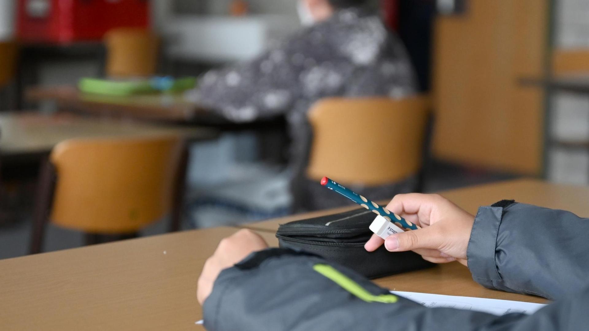 Ein Schüler bearbeitet ein Arbeitsblatt im Fach Deutsch. Ein Schüler bearbeitet ein Arbeitsblatt im Fach Deutsch.