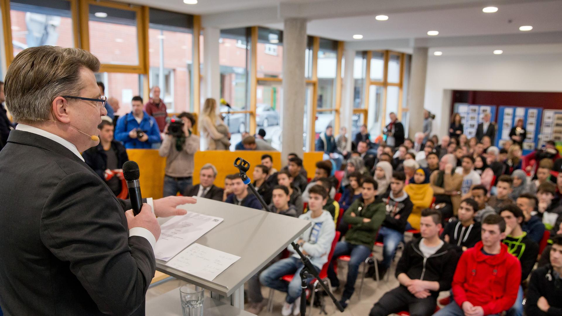Bayerns Justizminister Winfried Bausback spricht in einer Berufsschule in Ansbach beim Startschuss für das Projekt "Rechtsbildungsunterricht für Flüchtlinge". Bayerns Justizminister Winfried Bausback spricht in einer Berufsschule in Ansbach beim Startschuss für das Projekt "Rechtsbildungsunterricht für Flüchtlinge".