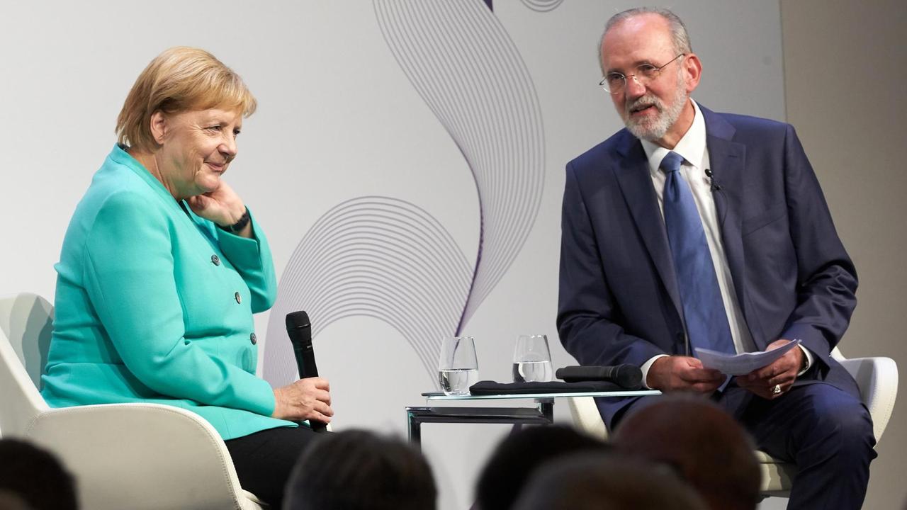 Bundeskanzlerin Angela Merkel (CDU)beim Kongress zum 70-jährigen Bestehen der FAZ. Im Gespräch mit mit Herausgeber Berthold Kohler. Bundeskanzlerin Angela Merkel (CDU)beim Kongress zum 70-jährigen Bestehen der FAZ. Im Gespräch mit mit Herausgeber Berthold Kohler.