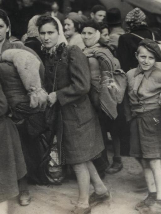 Jüdische Flüchtlinge im "Poppendorf Camp for displaced persons" der britischen Alliierten. Hamburg 1947.