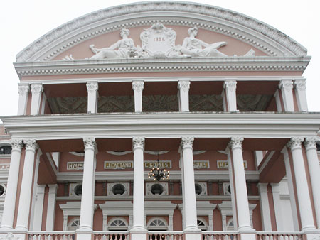 In klassischer Architektur präsentiert sich die Fassade des Teatro Amazonas, des Opernhauses in Manaus, Brasilien. In klassischer Architektur präsentiert sich die Fassade des Teatro Amazonas, des Opernhauses in Manaus, Brasilien.