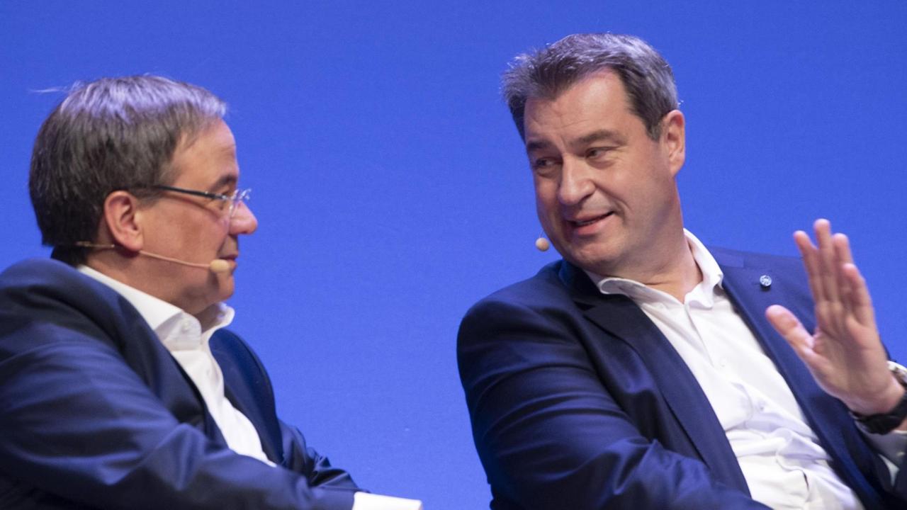 Die Unions-Politiker Armin Laschet und Markus Söder debattieren miteinander. Die Unions-Politiker Armin Laschet und Markus Söder debattieren miteinander.