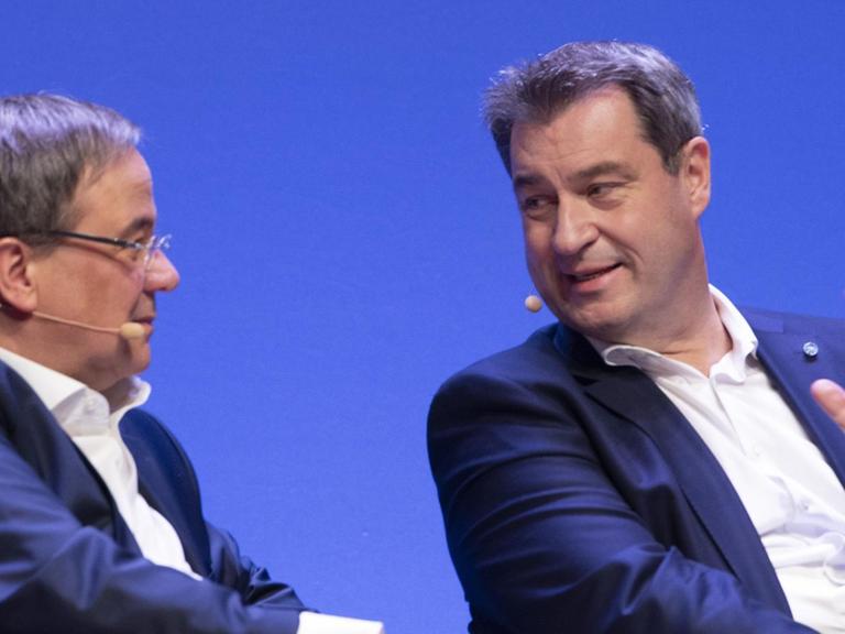 Die Unions-Politiker Armin Laschet und Markus Söder debattieren miteinander.