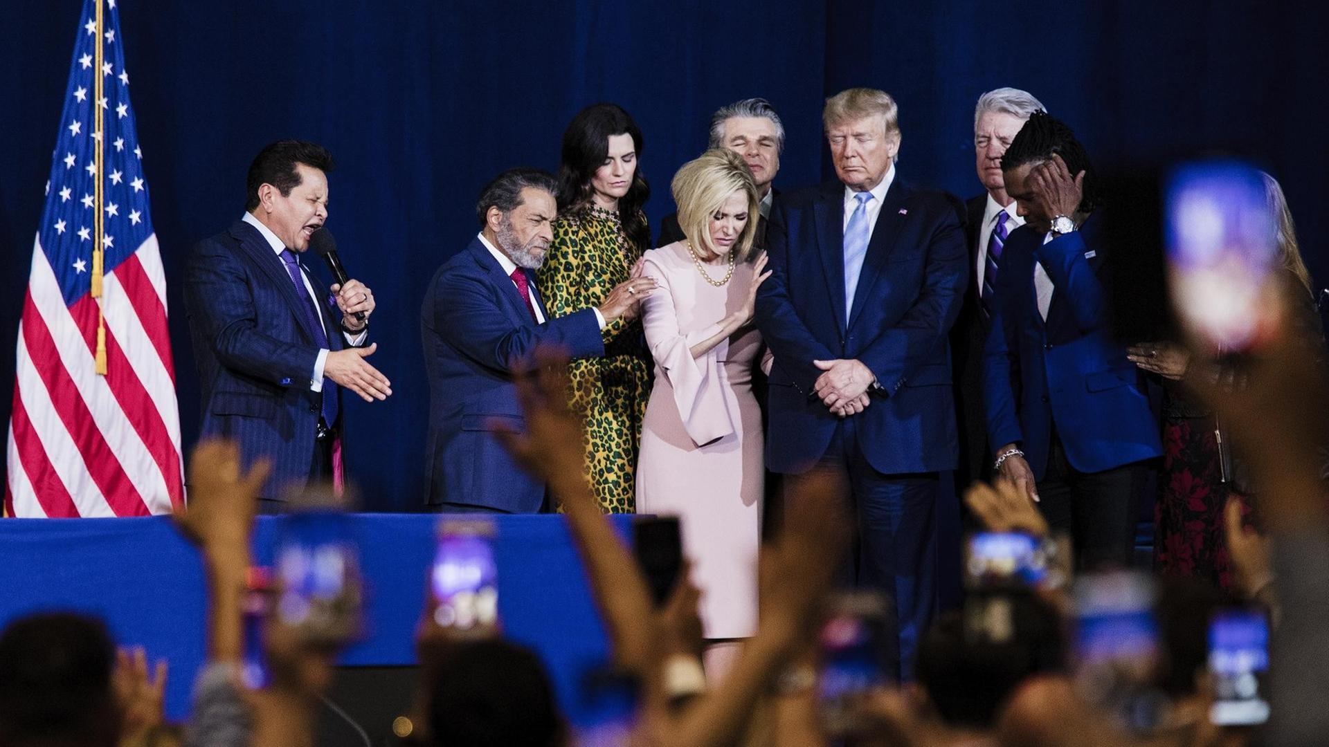 Örtliche religiöse Führer beten während einer "Evangelikale für Trump"-Kundgebung im King Jesus International Institut in Miami (2020). Örtliche religiöse Führer beten während einer "Evangelikale für Trump"-Kundgebung im King Jesus International Institut in Miami (2020).