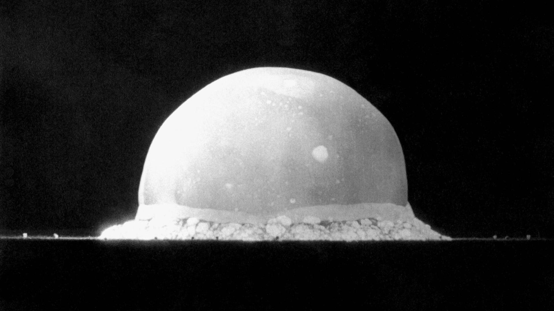 Der Feuerball der ersten gezündeten Atombombe im "Trinity"-Projekt auf der "White Sands Missile Range", New Mexico am 16. Juli 1945. Der Feuerball der ersten gezündeten Atombombe im "Trinity"-Projekt auf der "White Sands Missile Range", New Mexico am 16. Juli 1945.