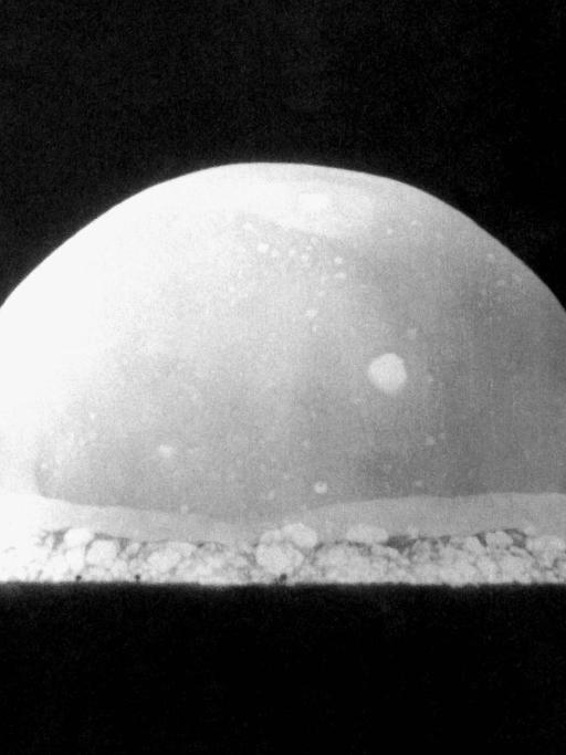 Der Feuerball der ersten gezündeten Atombombe im "Trinity"-Projekt auf der "White Sands Missile Range", New Mexico am 16. Juli 1945.