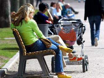 Gut besetzt sind die Parkbänke vor dem Neuen Schloss in Stuttgart Gut besetzt sind die Parkbänke vor dem Neuen Schloss in Stuttgart