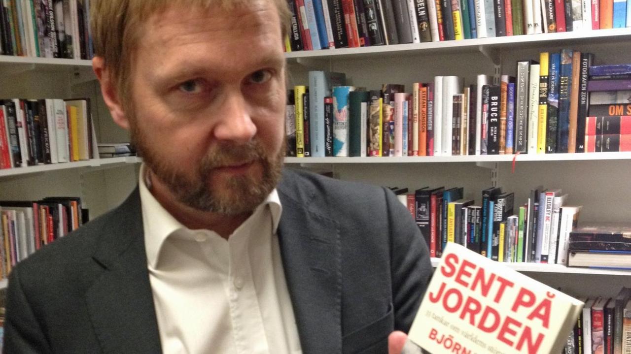 "Dagens Nyheters"-Kulturchef Björn Wiman mit seinem Buch "Spät auf Erden – 33 Gedanken zur größten Neuigkeit der Welt" "Dagens Nyheters"-Kulturchef Björn Wiman mit seinem Buch "Spät auf Erden – 33 Gedanken zur größten Neuigkeit der Welt"