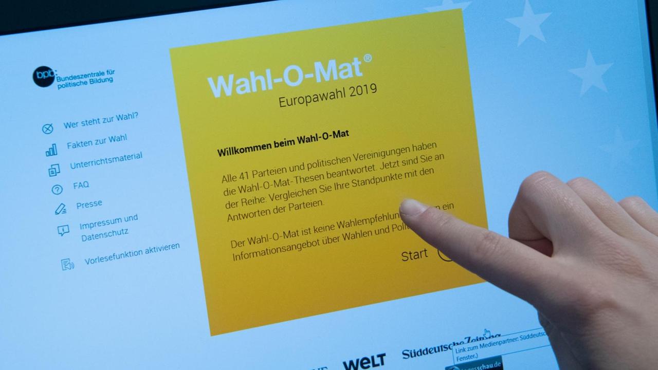 Eine Frau zeigt mit ihrem Finger auf die Startseite des Wahl-O-Maten für die Europawahl. Eine Frau zeigt mit ihrem Finger auf die Startseite des Wahl-O-Maten für die Europawahl.