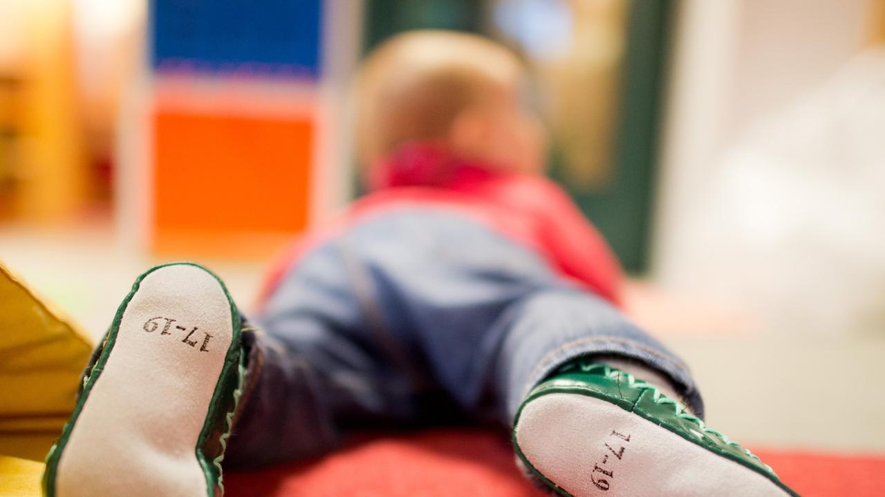 Ein kleiner Junge spielt in einer Kindertagesstätte der Arbeiterwohlfahrt (AWO) in Hannover (Niedersachsen). Ein kleiner Junge spielt in einer Kindertagesstätte der Arbeiterwohlfahrt (AWO) in Hannover (Niedersachsen).