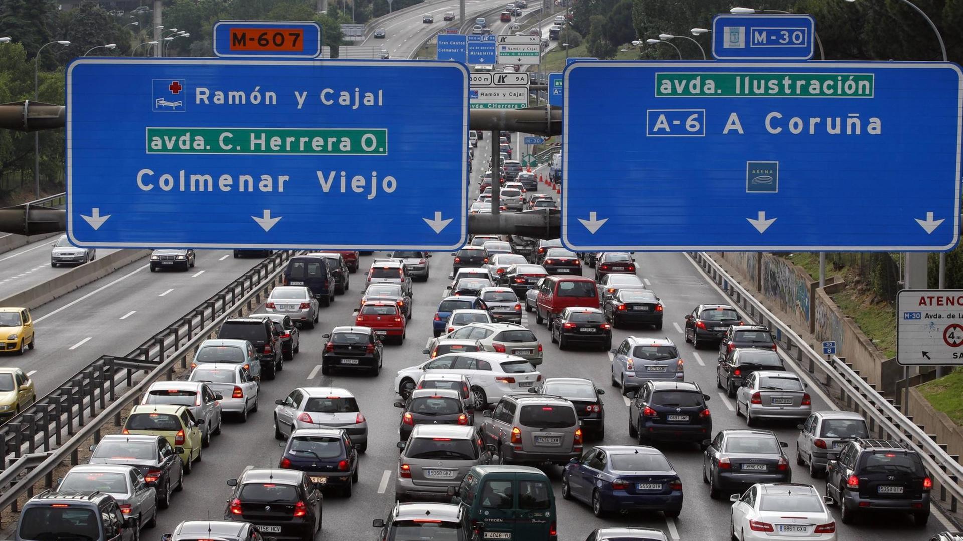 Verkehrsstau auf einer Autobahn bei Madrid.