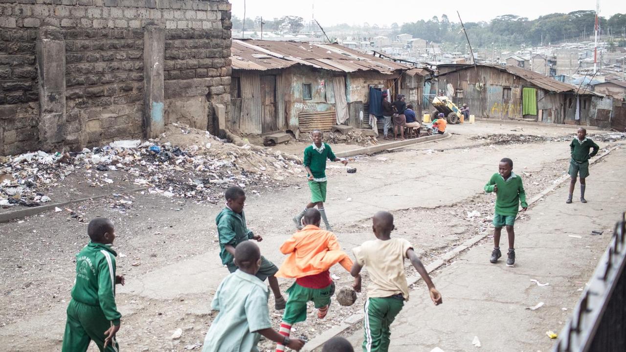 Strassenszene im Mathare Slum in Nairobi.