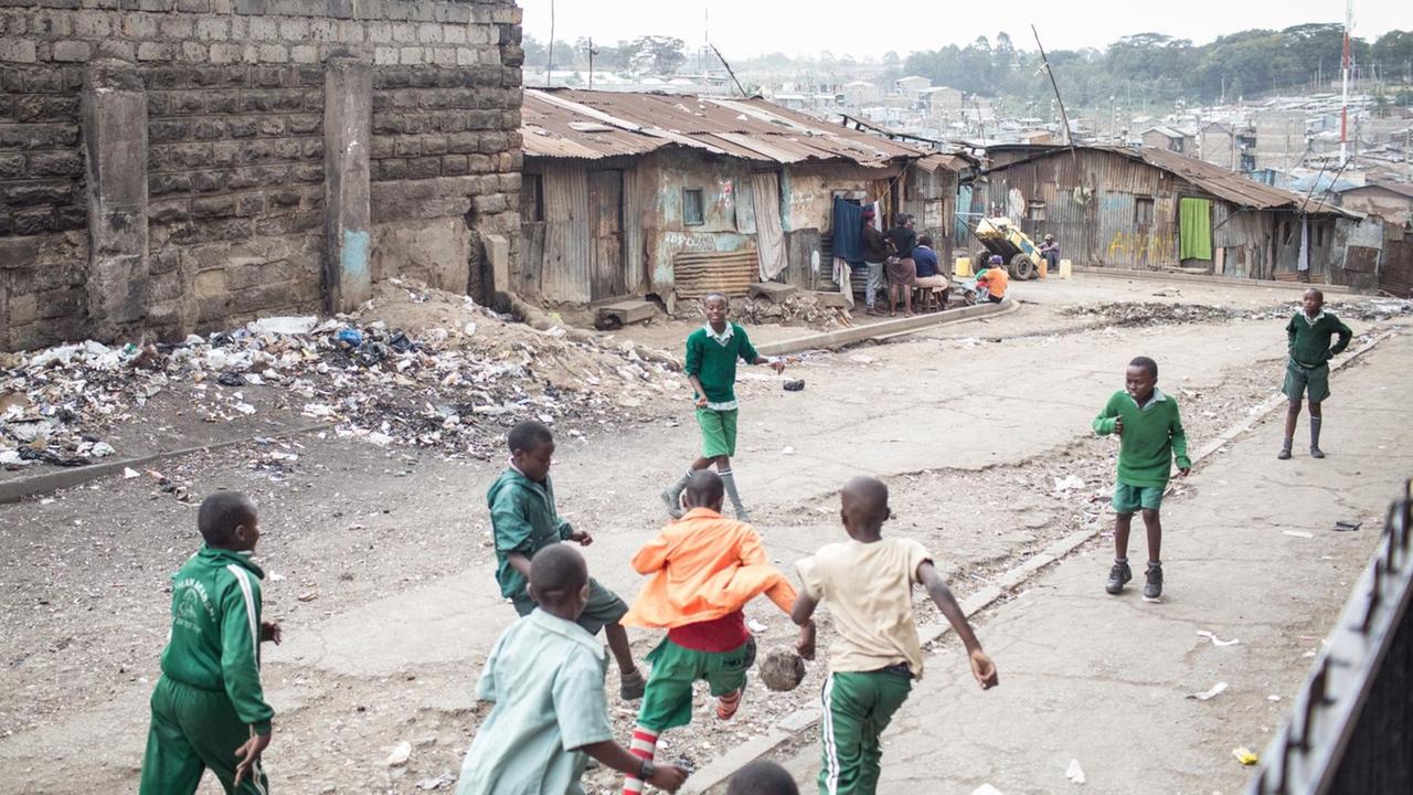 Strassenszene im Mathare Slum in Nairobi. Strassenszene im Mathare Slum in Nairobi.