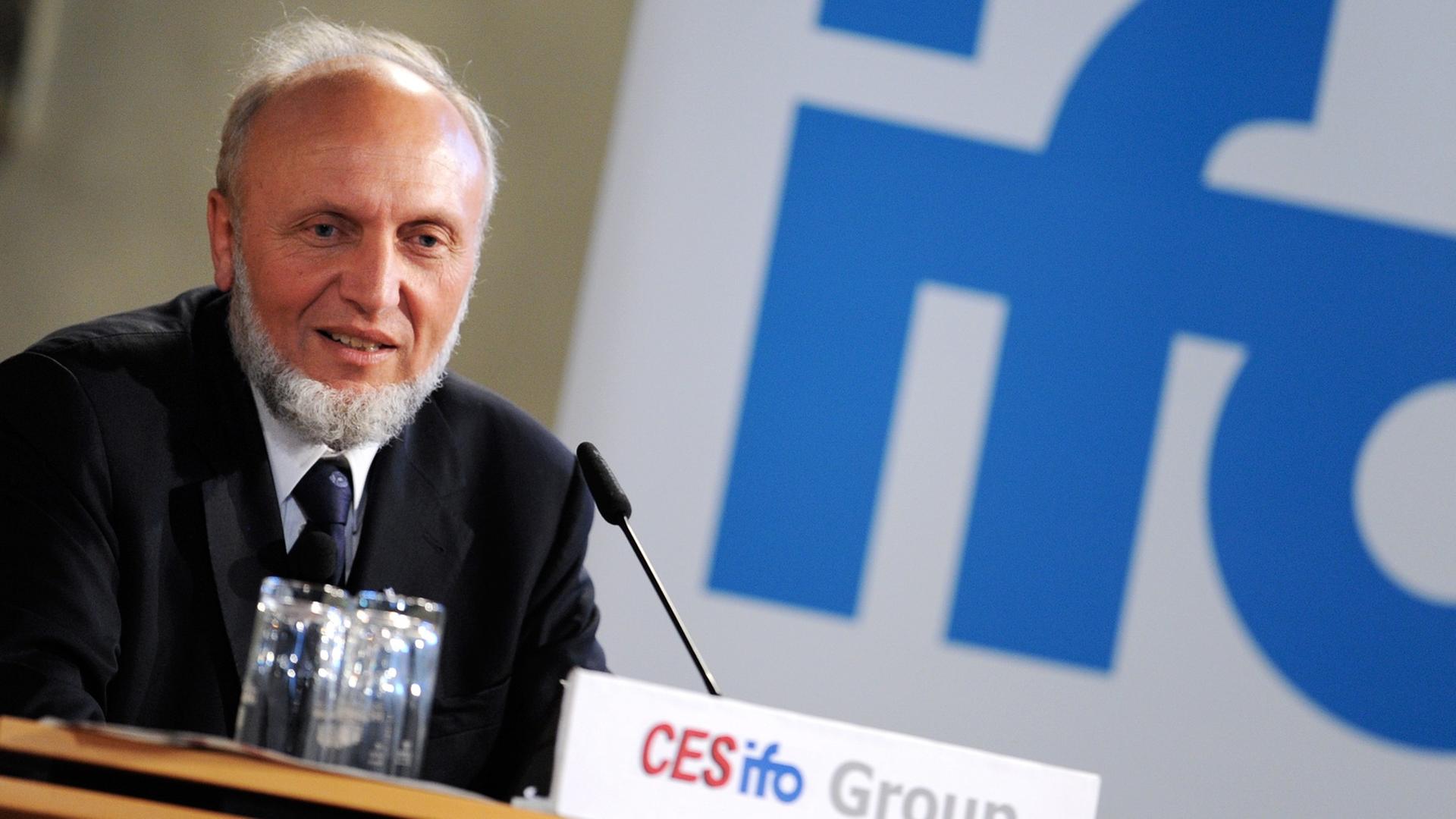 Der Präsident des ifo Instituts, Hans-Werner Sinn, spricht am Mittwoch (29.06.2011) in München (Oberbayern) auf der Jahresversammlung des Instituts Der Präsident des ifo Instituts, Hans-Werner Sinn, spricht am Mittwoch (29.06.2011) in München (Oberbayern) auf der Jahresversammlung des Instituts