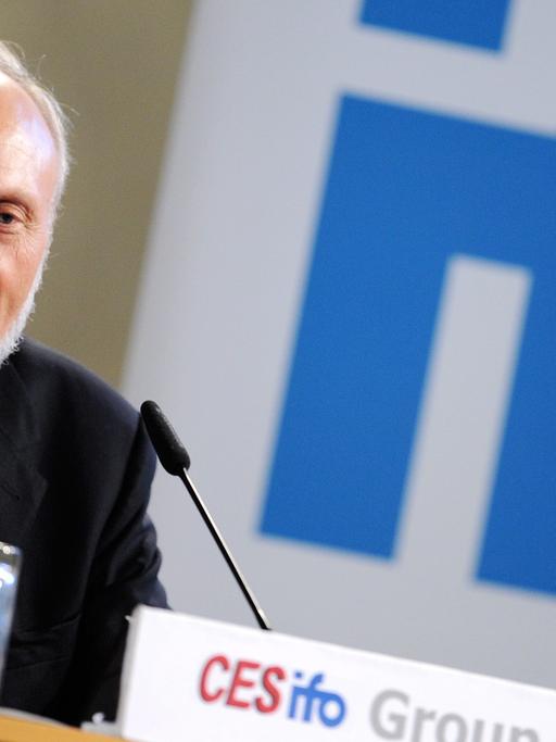 Der Präsident des ifo Instituts, Hans-Werner Sinn, spricht am Mittwoch (29.06.2011) in München (Oberbayern) auf der Jahresversammlung des Instituts