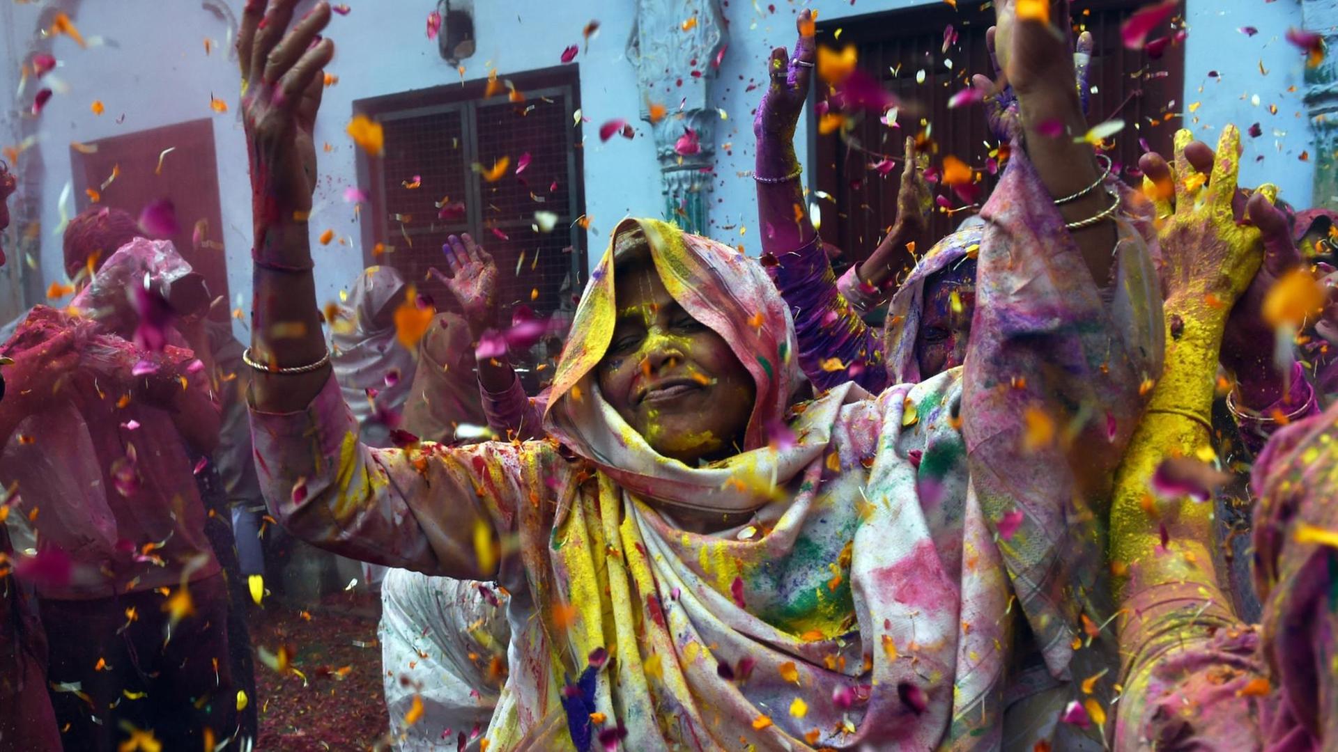 Witwen im nordindischen Vrindavan beim traditionellen Fest der Farben Witwen im nordindischen Vrindavan beim traditionellen Fest der Farben
