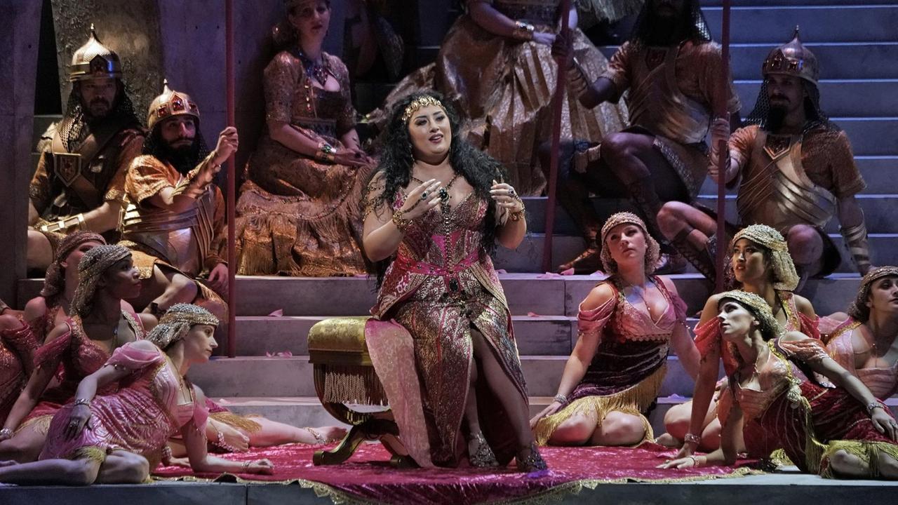Dalila sitzt von Tänzerinnen umringt in einem orientalischen Gewand und hofft auf Erfolg bei Samson. Dalila sitzt von Tänzerinnen umringt in einem orientalischen Gewand und hofft auf Erfolg bei Samson.