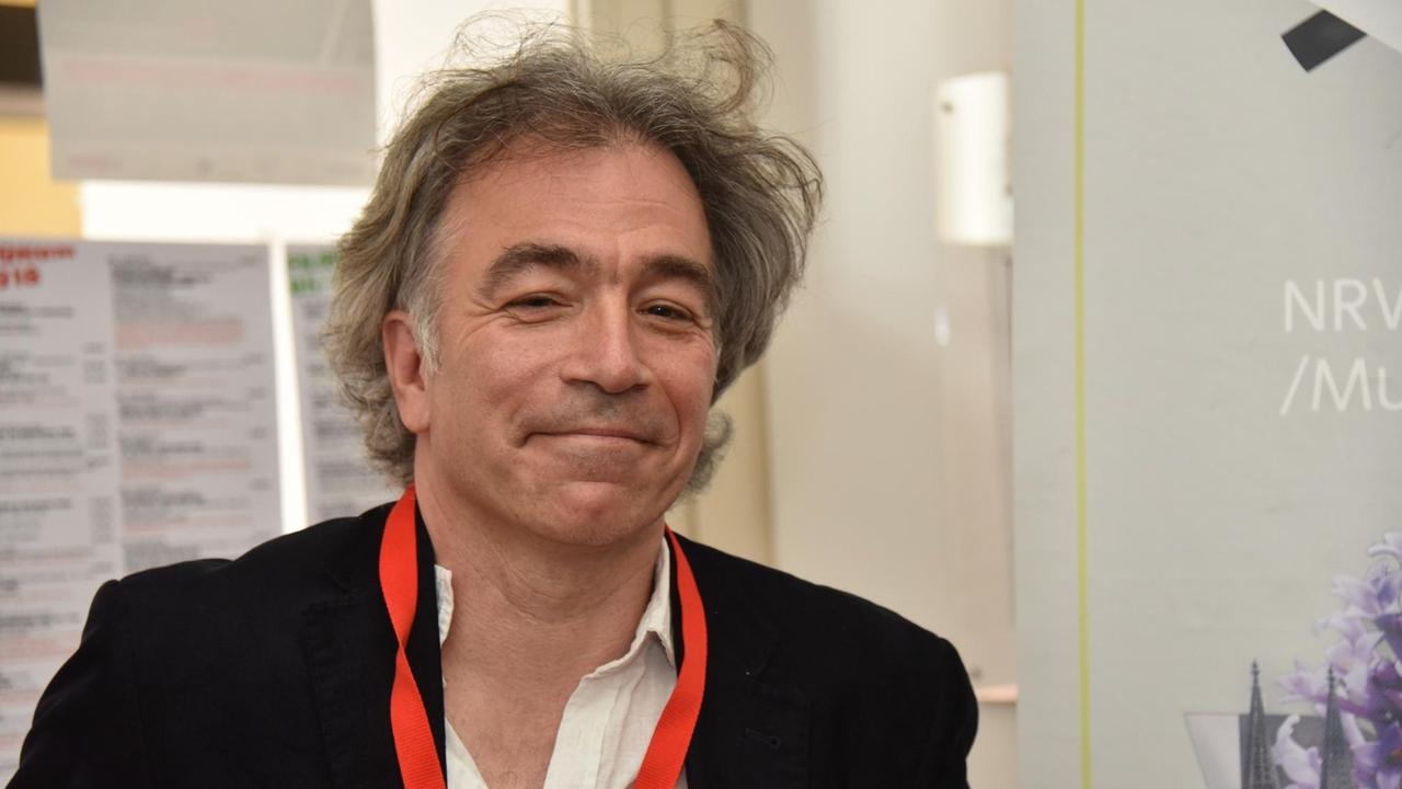 Der Autor und Programmkurator des iranischen Filmfestival Köln Amin Farzanefar lächelt in die Kamera. Der Autor und Programmkurator des iranischen Filmfestival Köln Amin Farzanefar lächelt in die Kamera.