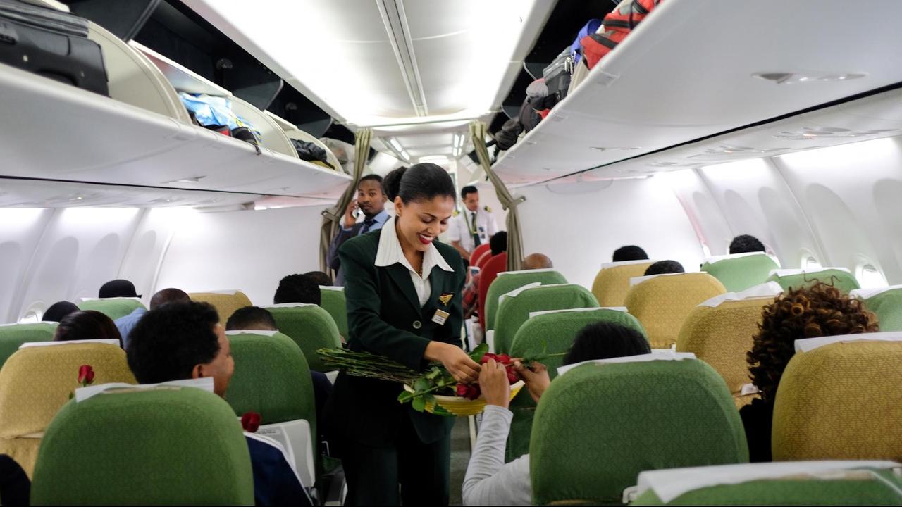Passagiere des ersten Linienflugs zwischen Addis Abeba und Asmara seit mehr als 20 Jahren Passagiere des ersten Linienflugs zwischen Addis Abeba und Asmara seit mehr als 20 Jahren