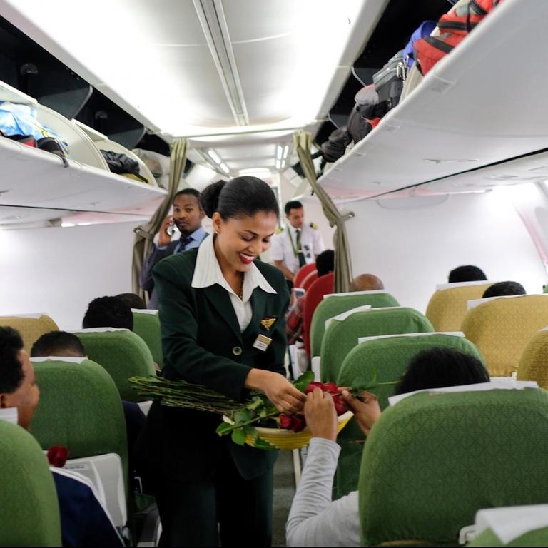 Passagiere des ersten Linienflugs zwischen Addis Abeba und Asmara seit mehr als 20 Jahren