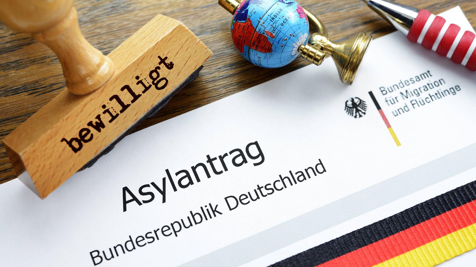Asylantrag für die Bundesrepublik Deutschland mit einem Stempel mit der Aufschrift "Bewilligt" Asylantrag für die Bundesrepublik Deutschland mit einem Stempel mit der Aufschrift "Bewilligt"