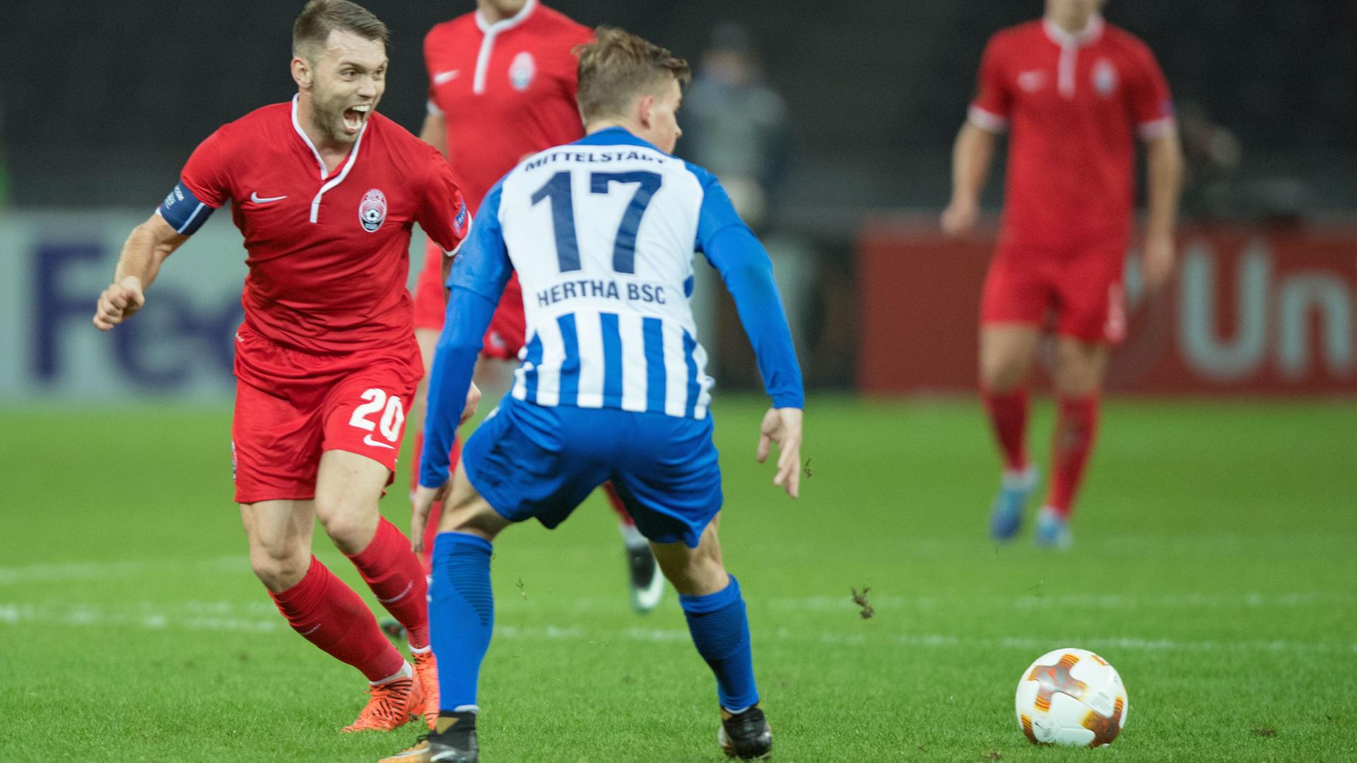Europa-League-Begegnung zwischen Hertha BSC und Zorya Luhansk am 02.11.2017 im Olympiastadion in Berlin: Herthas Maximilian Mittelstädt und Zoryas Oleksandr Karavaev (l) kämpfen um den Ball. Europa-League-Begegnung zwischen Hertha BSC und Zorya Luhansk am 02.11.2017 im Olympiastadion in Berlin: Herthas Maximilian Mittelstädt und Zoryas Oleksandr Karavaev (l) kämpfen um den Ball.