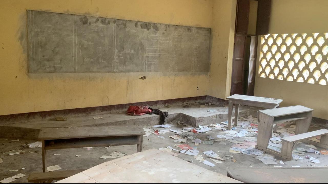 Numba, ein Dorf in Kamerun. Auf dem Boden einer Schule liegen zerrissene Schulhefte und zerstörte Bänke. Numba, ein Dorf in Kamerun. Auf dem Boden einer Schule liegen zerrissene Schulhefte und zerstörte Bänke.