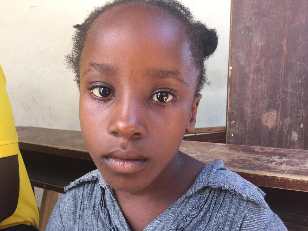 Saphora lebt mit ihren Eltern in dem zerstörten Dorf Port-a-Piment in Haiti.