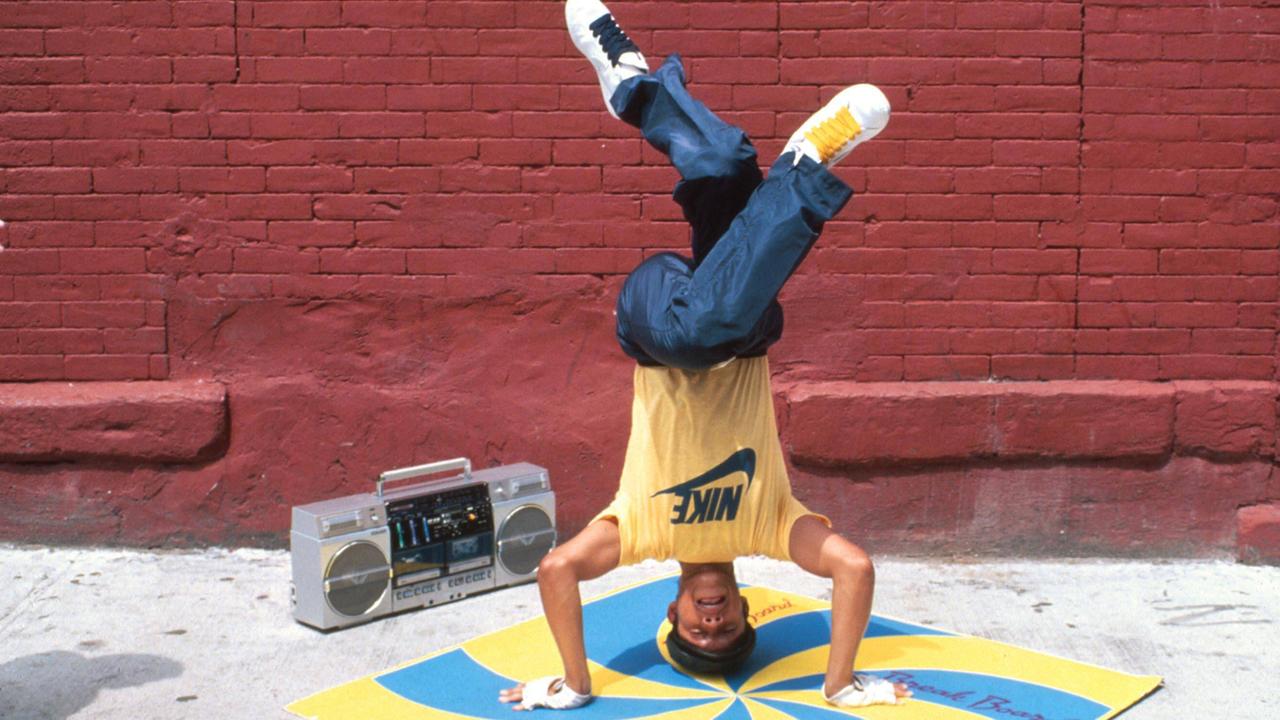 Ein Breakdancer mit seinem Ghettoblaster. Ein Breakdancer mit seinem Ghettoblaster.