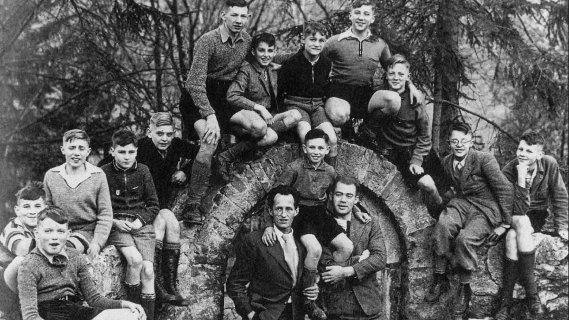 Jugendliche der Sophienhöhe mit Betreuern, 1936/37. Jugendliche der Sophienhöhe mit Betreuern, 1936/37.