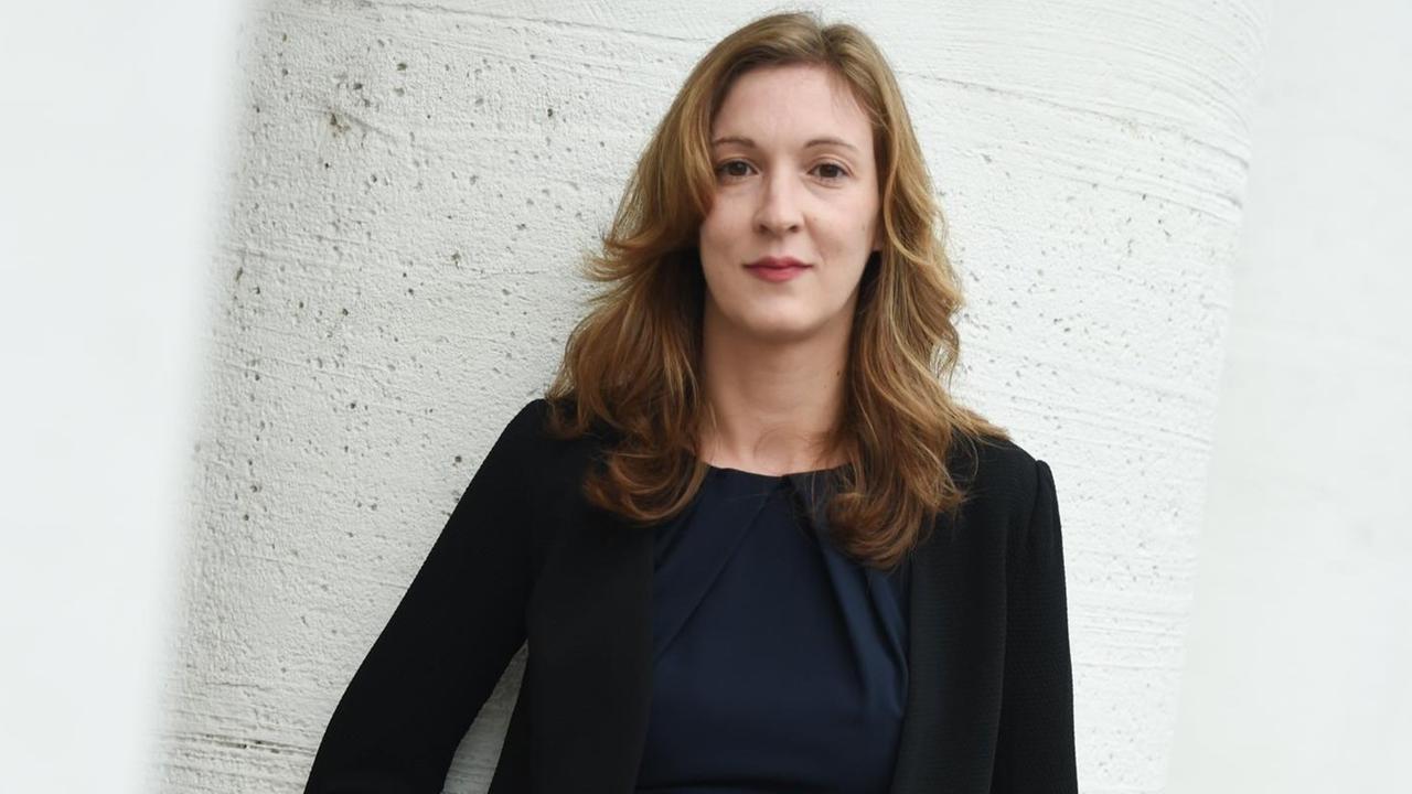 Die Autorin Inger-Maria Mahlke posiert am 26.09.2015 vor dem Literaturhaus in Frankfurt am Main (Hessen) am Rande einer Lesung. Die Autorin Inger-Maria Mahlke posiert am 26.09.2015 vor dem Literaturhaus in Frankfurt am Main (Hessen) am Rande einer Lesung.