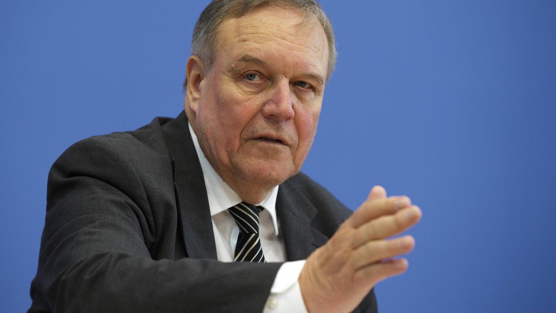 Rühe mit Handbewegung bei einer Rede Rühe mit Handbewegung bei einer Rede