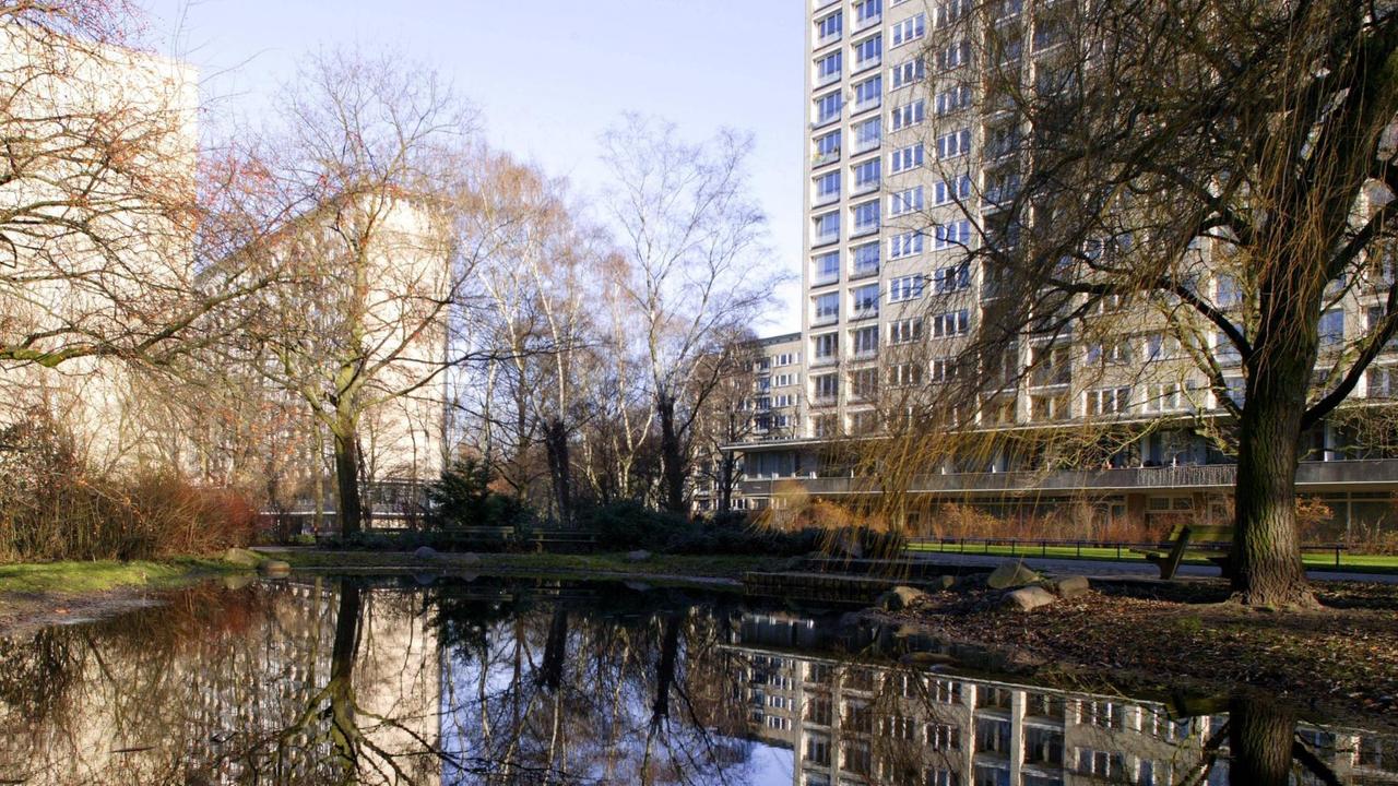 Angerer Teich vor den Grindelhochhäusern in Hamburg. Angerer Teich vor den Grindelhochhäusern in Hamburg.