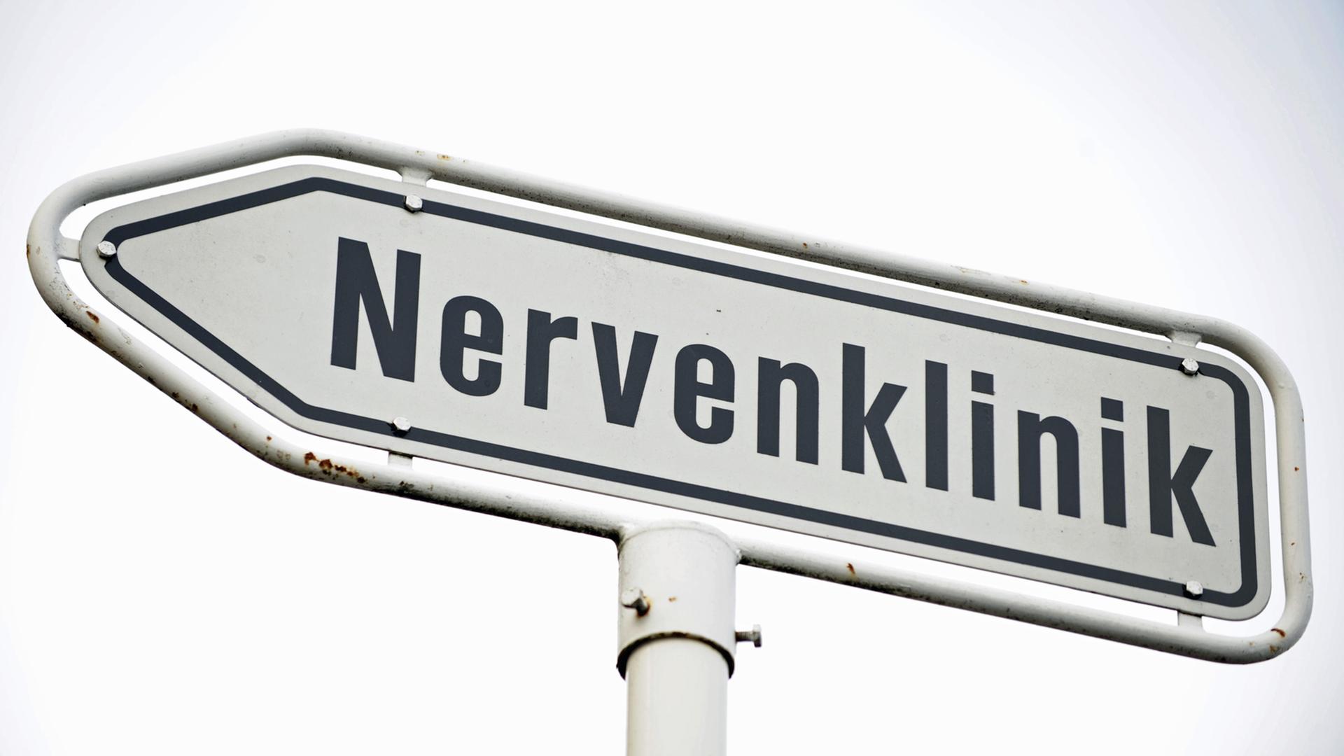 Ein Straßenschild in Bamberg weist den Weg zur "Nervenklinik". Ein Straßenschild in Bamberg weist den Weg zur "Nervenklinik".