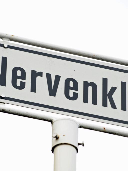 Ein Straßenschild in Bamberg weist den Weg zur "Nervenklinik".