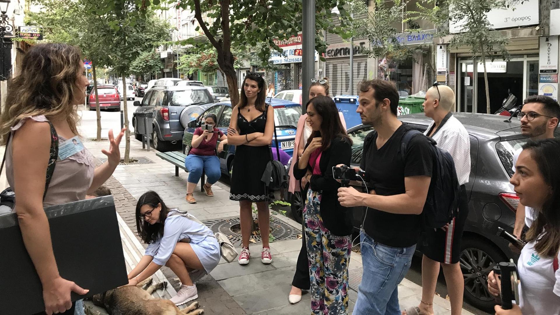 Eine Jugendgruppe während einer Stadtführung in der griechischen Stadt Thessaloniki Eine Jugendgruppe während einer Stadtführung in der griechischen Stadt Thessaloniki