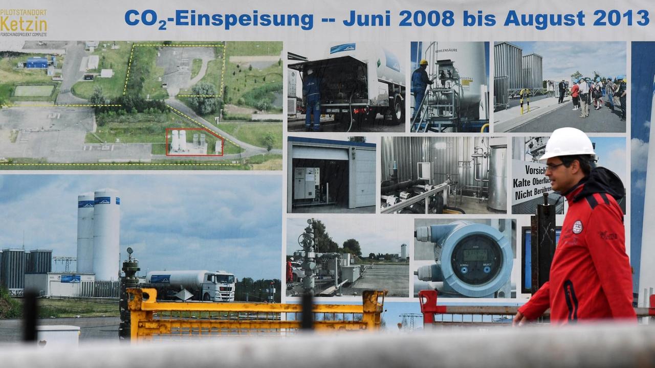 Ein Mitarbeiter des Potsdamer Geoforschungszentrums läuft in Ketzin an einem Plakat zum Thema CO2-Speicherung vorbei.
Ein Mitarbeiter des Potsdamer Geoforschungszentrums läuft in Ketzin an einem Plakat zum Thema CO2-Speicherung vorbei.