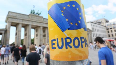 Ein Europa-Aufkleber hängt am 25.05.2014 an einem Laternenpfahl am Brandenburger Tor in Berlin. Insgesamt sind rund 400 Millionen Wahlberechtigte in 28 EU-Ländern aufgerufen, über die Zusammensetzung des künftigen Europaparlaments zu entscheiden.