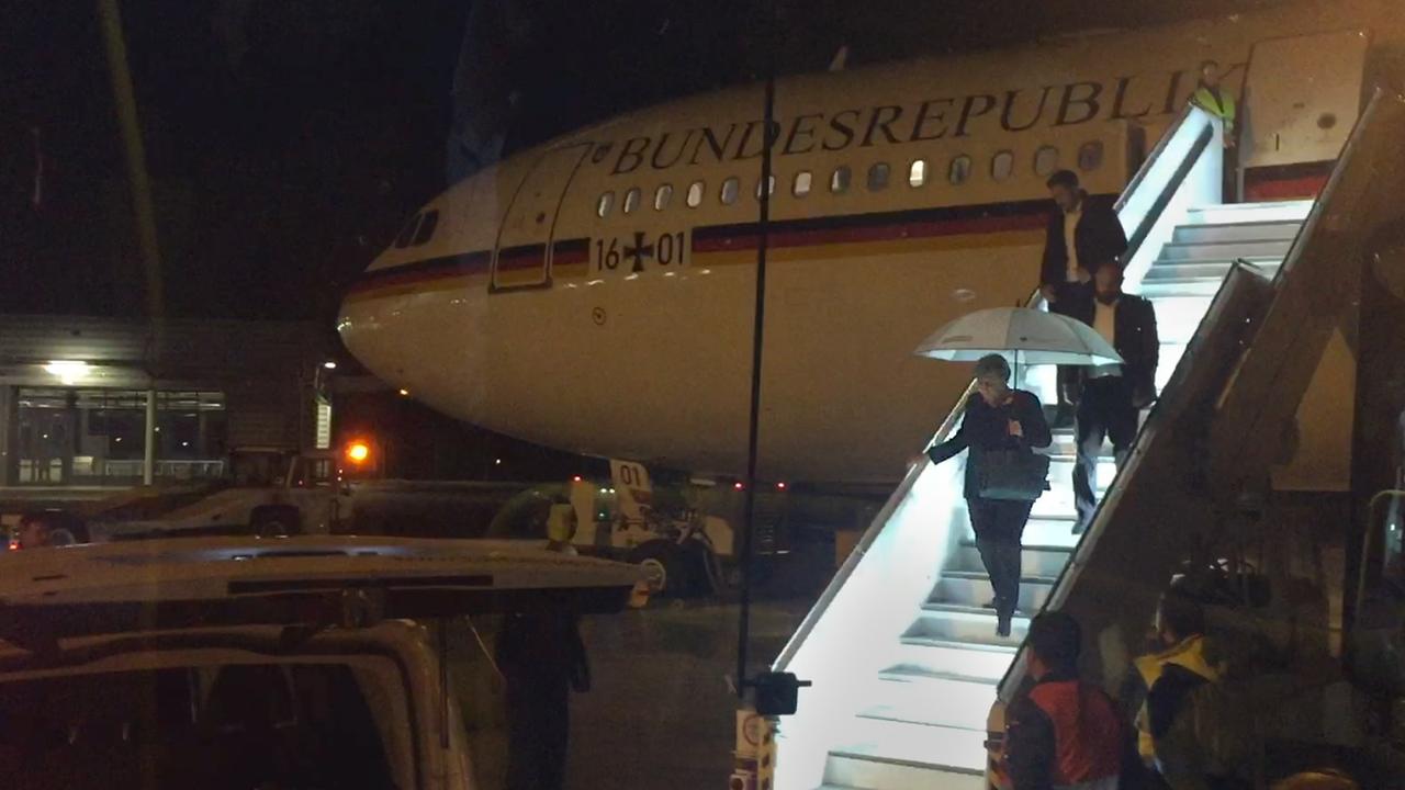 Bundeskanzlerin Angela Merkel (CDU) verlässt mit einem Regenschirm in der Hand auf dem Rollfeld des Flughafens in Köln den Kanzler-Airbus "Konrad Adenauer". Bundeskanzlerin Angela Merkel (CDU) verlässt mit einem Regenschirm in der Hand auf dem Rollfeld des Flughafens in Köln den Kanzler-Airbus "Konrad Adenauer".