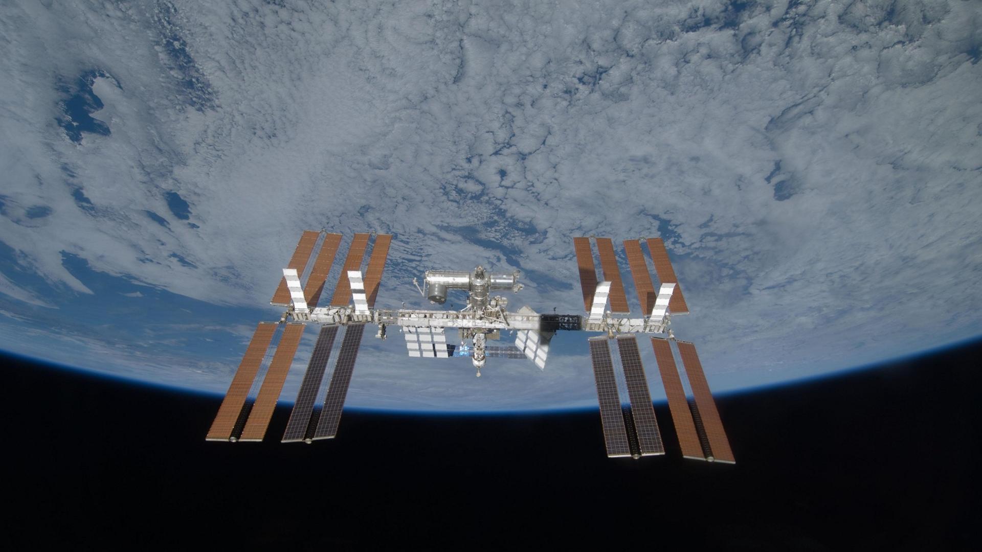 Die größte bisher von Menschen gebaute Struktur im All, aber noch lange keine Dyson-Sphäre: Die ISS. Die größte bisher von Menschen gebaute Struktur im All, aber noch lange keine Dyson-Sphäre: Die ISS.