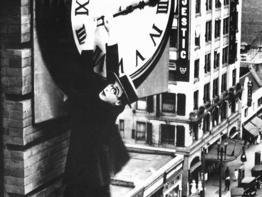Der amerikanische Stummfilmstar Harold Lloyd - hier in der berühmten Szene an einem Uhrzeiger hängend in dem Film "Safety Last"