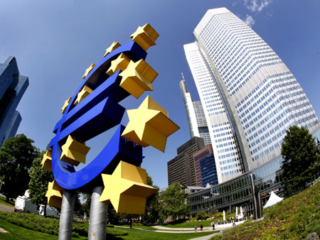 Das Euro-Logo und die Europäische Zentralbank in Frankfurt/Main Das Euro-Logo und die Europäische Zentralbank in Frankfurt/Main