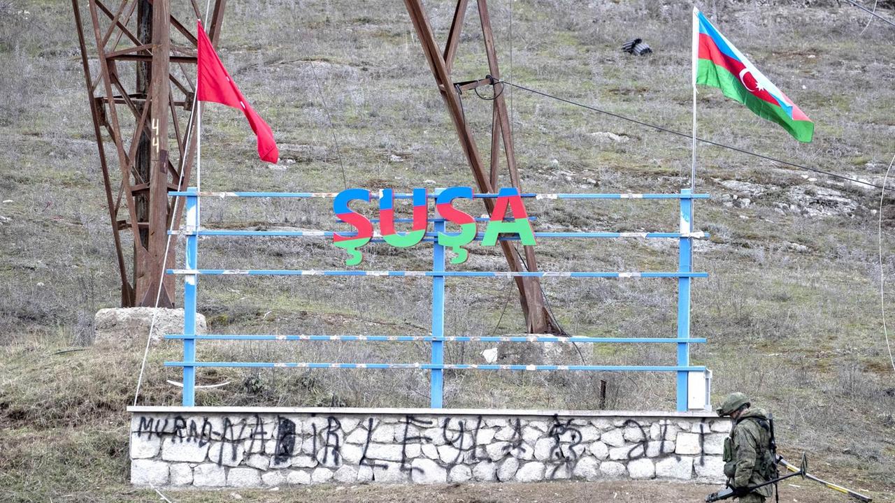 Am Ortseingang der Stadt Schuscha steht im November 2020 ein russischer Soldat. Am Ortseingang der Stadt Schuscha steht im November 2020 ein russischer Soldat.
