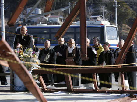 Buddhistische Mönche in Minamisanriku gedenken der Todesopfer von Erdbeben und Tsunami heute vor zwei Jahren in Japan
