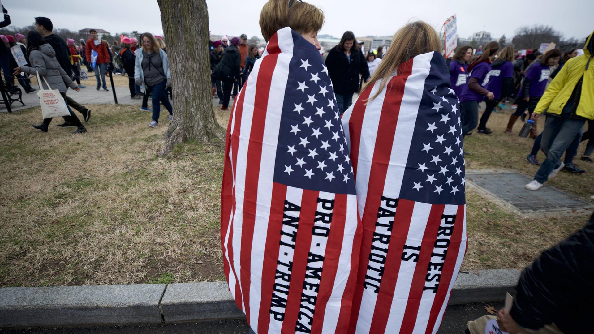 "Pro America - Anti Trump" - In Wahington haben sich zwei Frauen in die US-Flagge gewickelt. "Pro America - Anti Trump" - In Wahington haben sich zwei Frauen in die US-Flagge gewickelt.