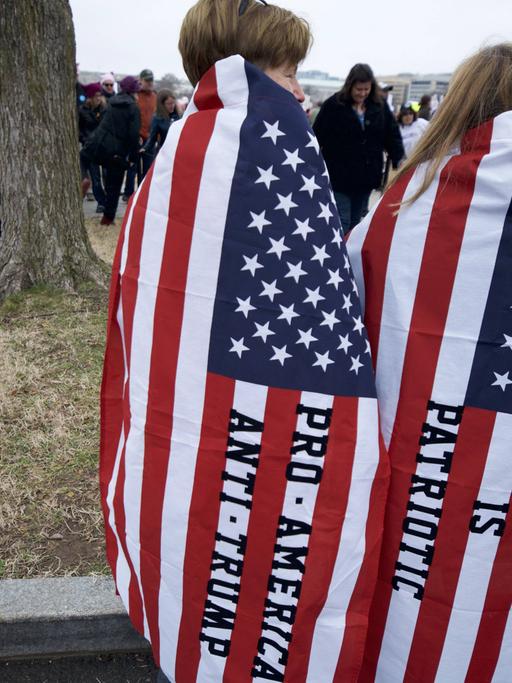 "Pro America - Anti Trump" - In Wahington haben sich zwei Frauen in die US-Flagge gewickelt.